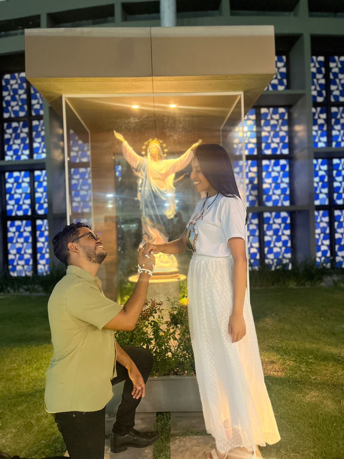 Alessandro e Lorena sorrindo juntos